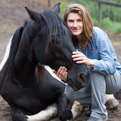 Mastering the ‘Art of Humanship’ through interacting with horses